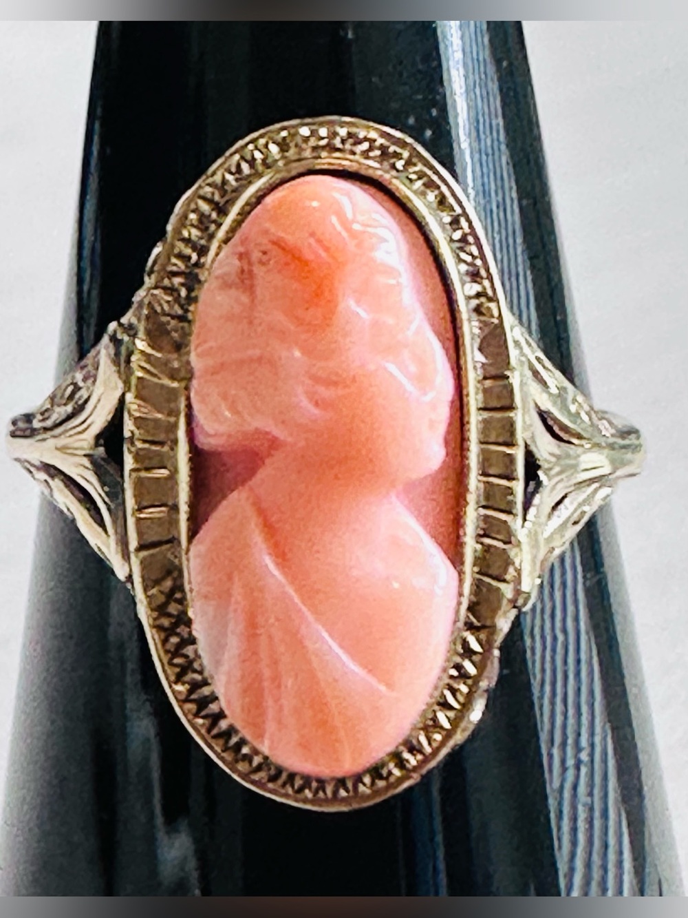✨Vintage Cameo ring Size 6.5 -10 KT Gold with ornate oval setting✨